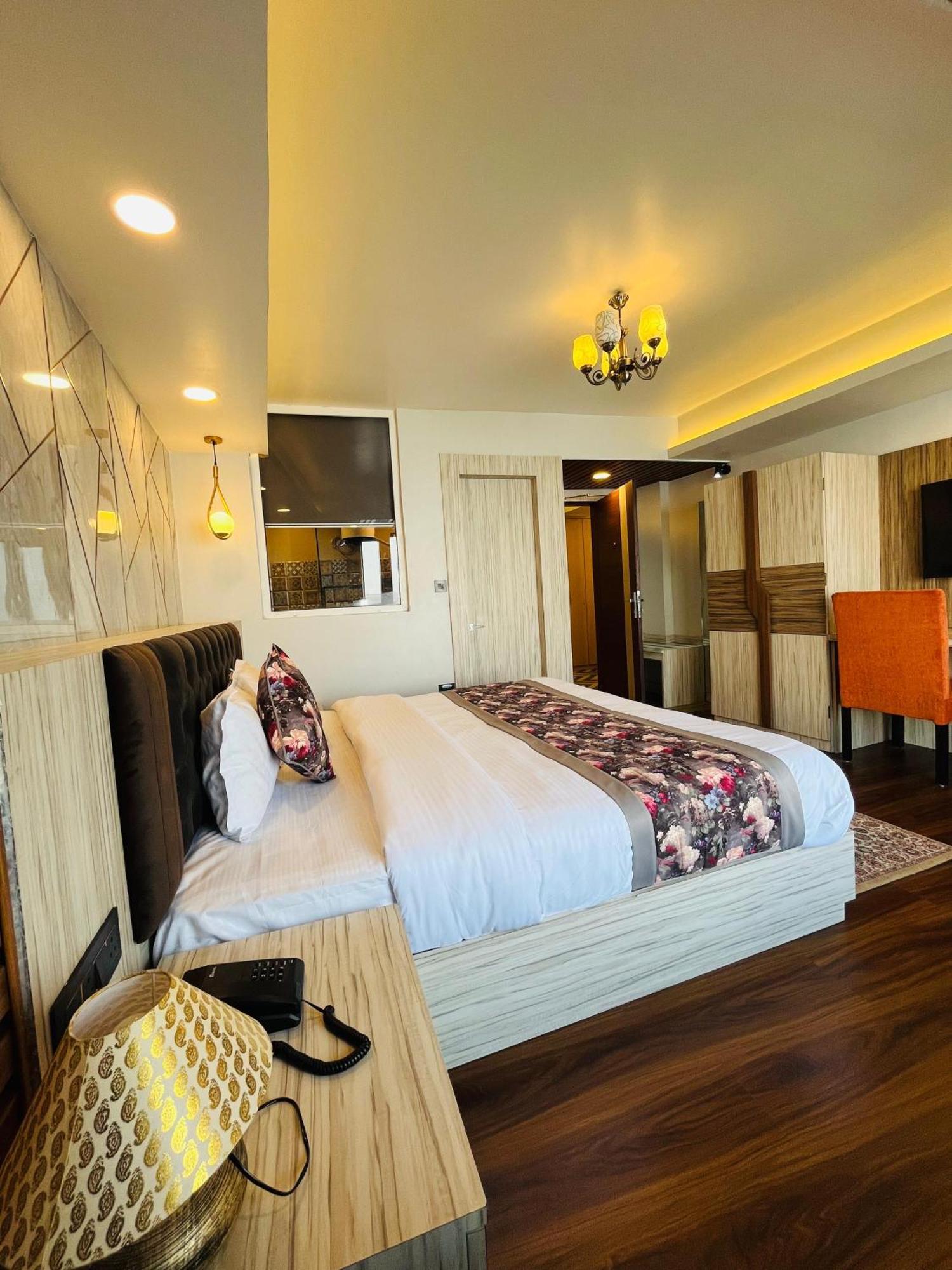 Luxury Stay At Hotel Broadway Boutique Mall Road Chowrasta Near Mahakal Temple Darjeeling  Exterior photo