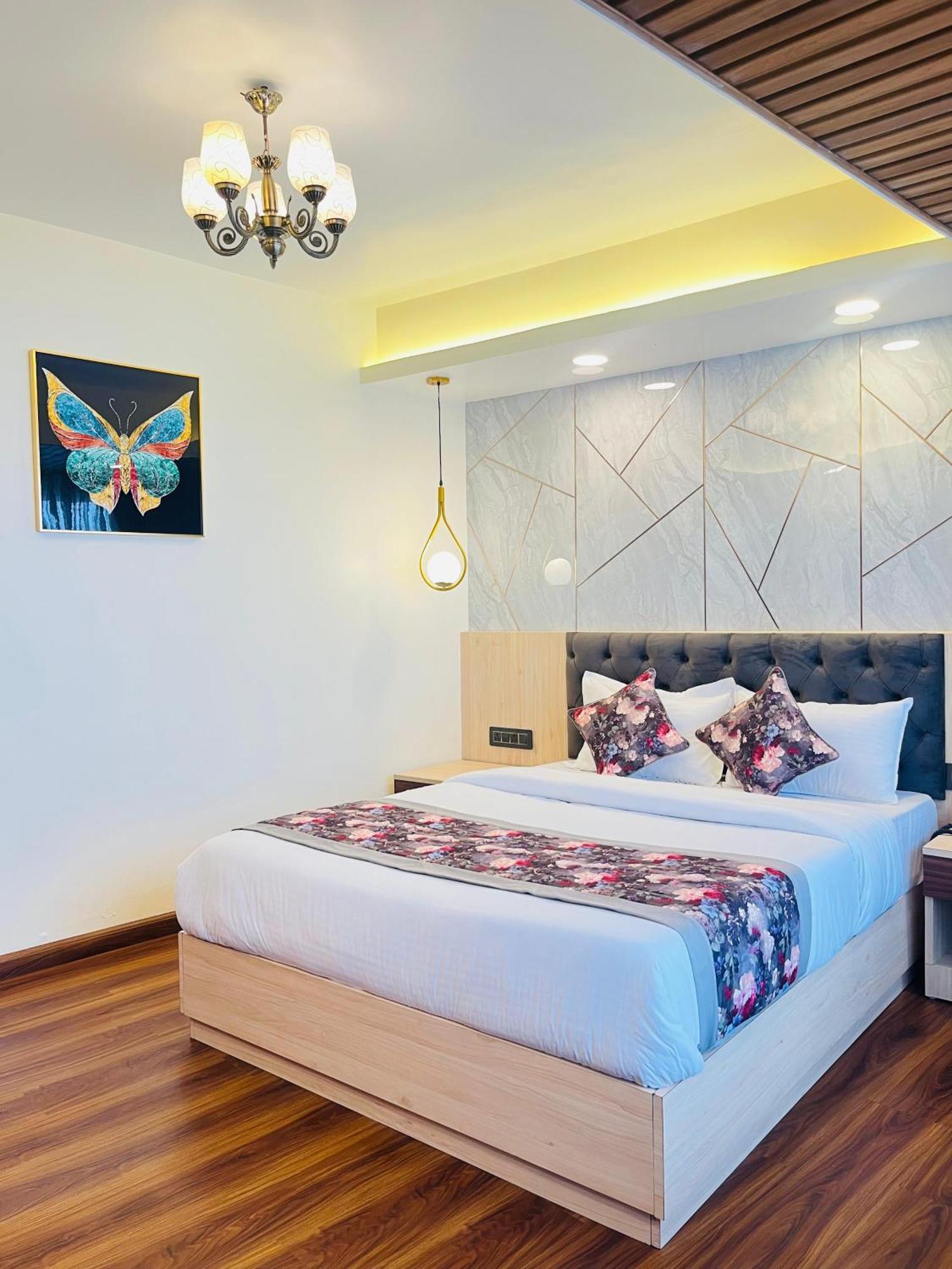Luxury Stay At Hotel Broadway Boutique Mall Road Chowrasta Near Mahakal Temple Darjeeling  Exterior photo