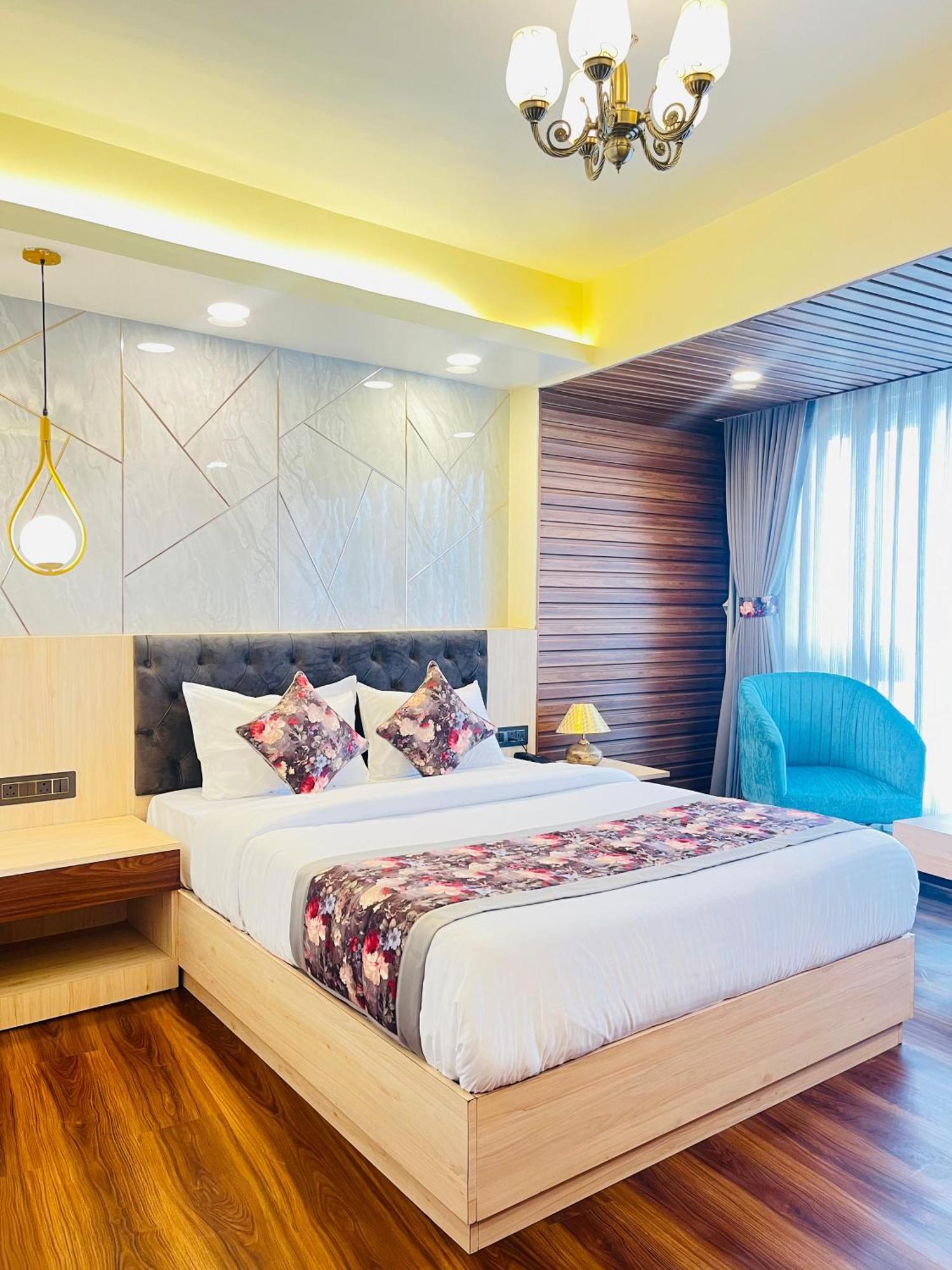 Luxury Stay At Hotel Broadway Boutique Mall Road Chowrasta Near Mahakal Temple Darjeeling  Exterior photo