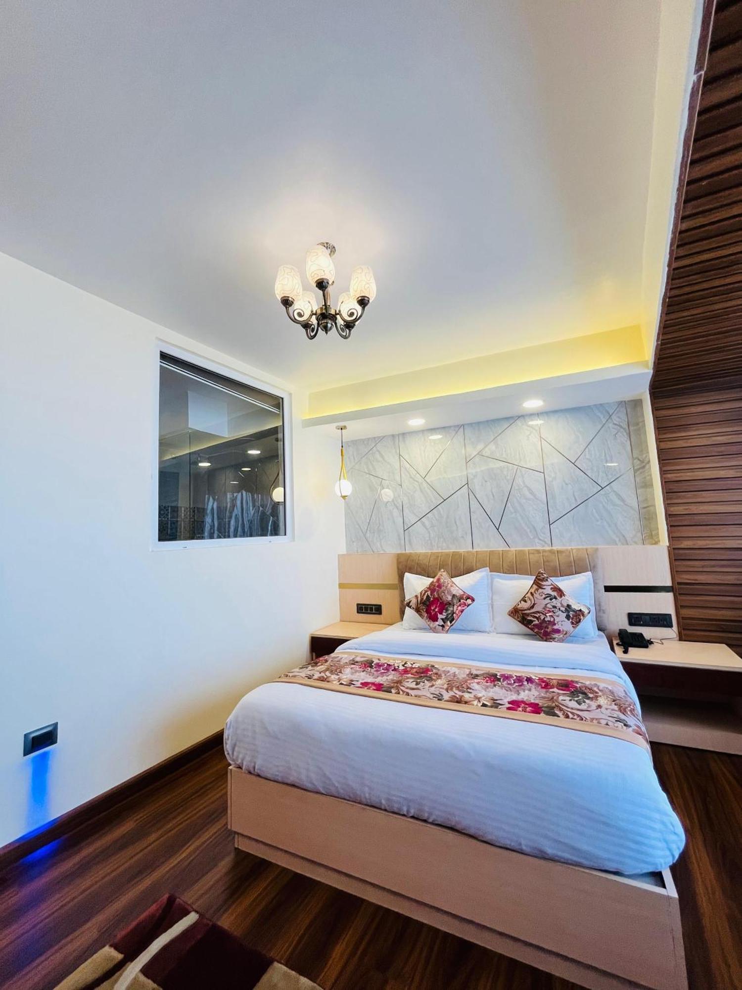 Luxury Stay At Hotel Broadway Boutique Mall Road Chowrasta Near Mahakal Temple Darjeeling  Exterior photo