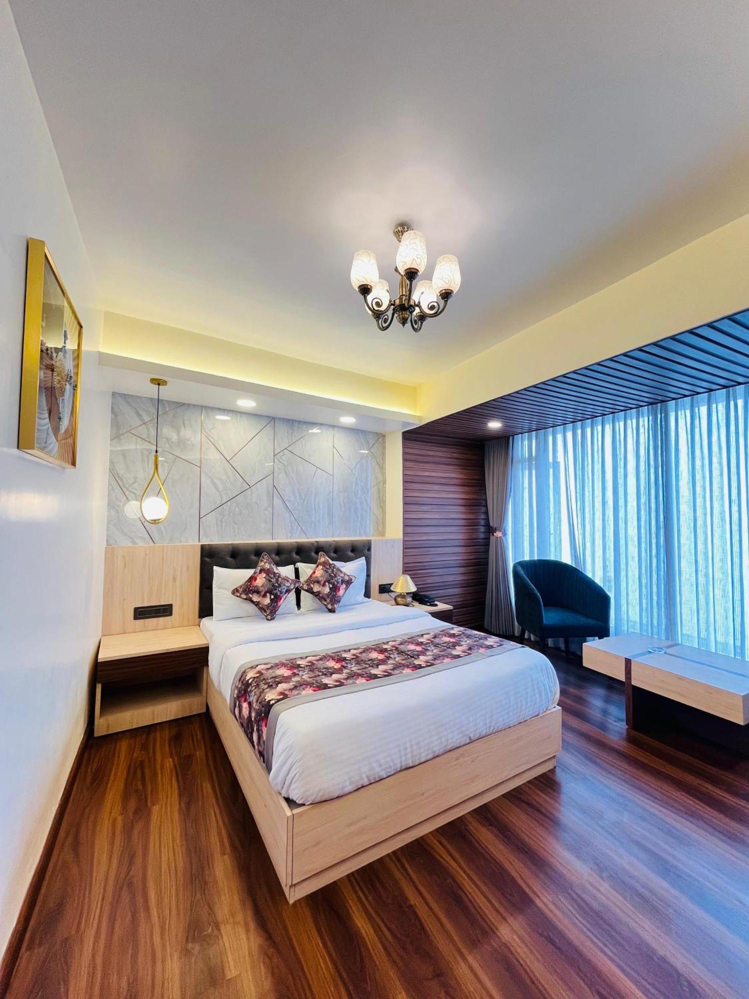 Luxury Stay At Hotel Broadway Boutique Mall Road Chowrasta Near Mahakal Temple Darjeeling  Exterior photo