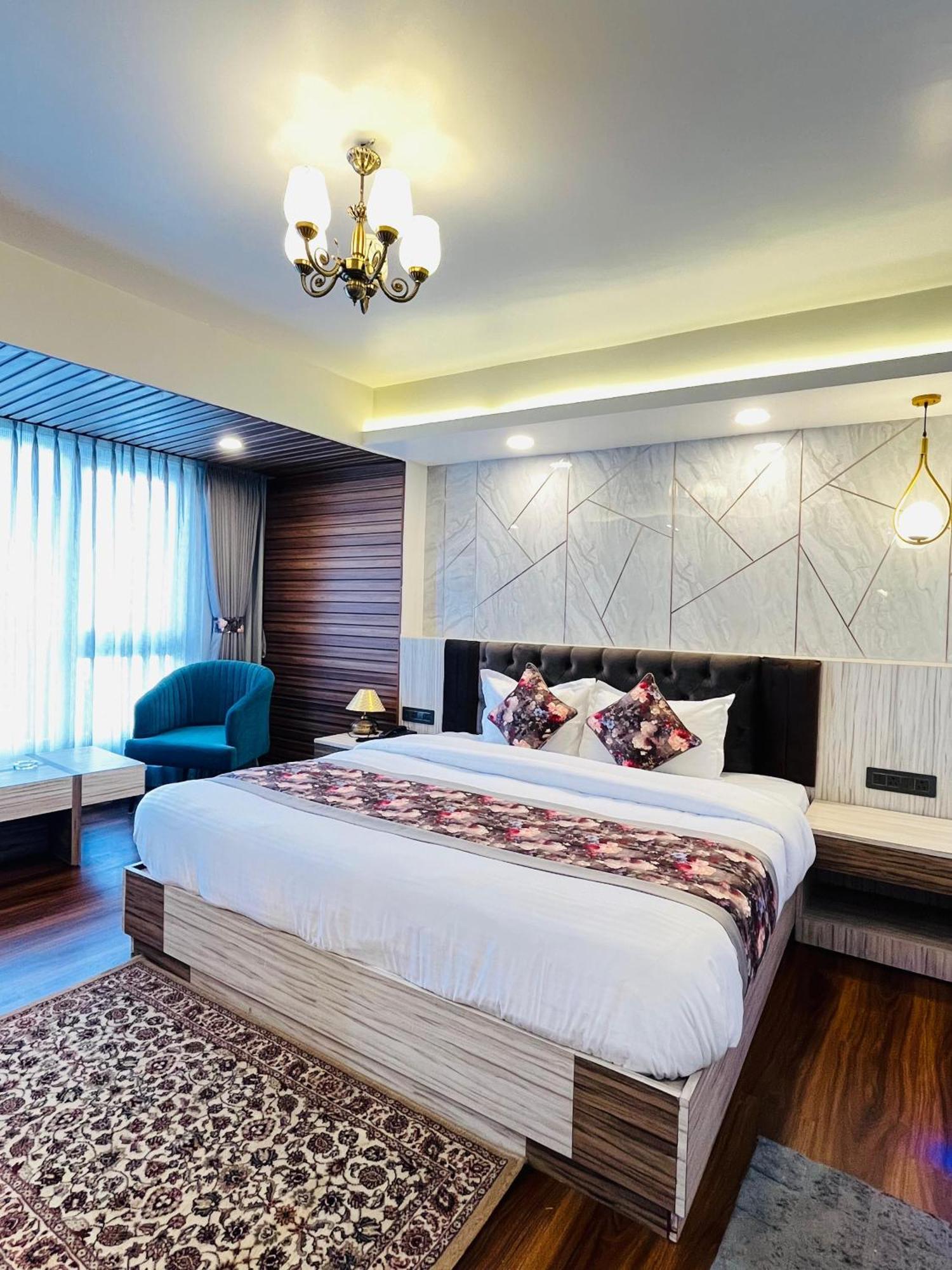 Luxury Stay At Hotel Broadway Boutique Mall Road Chowrasta Near Mahakal Temple Darjeeling  Exterior photo