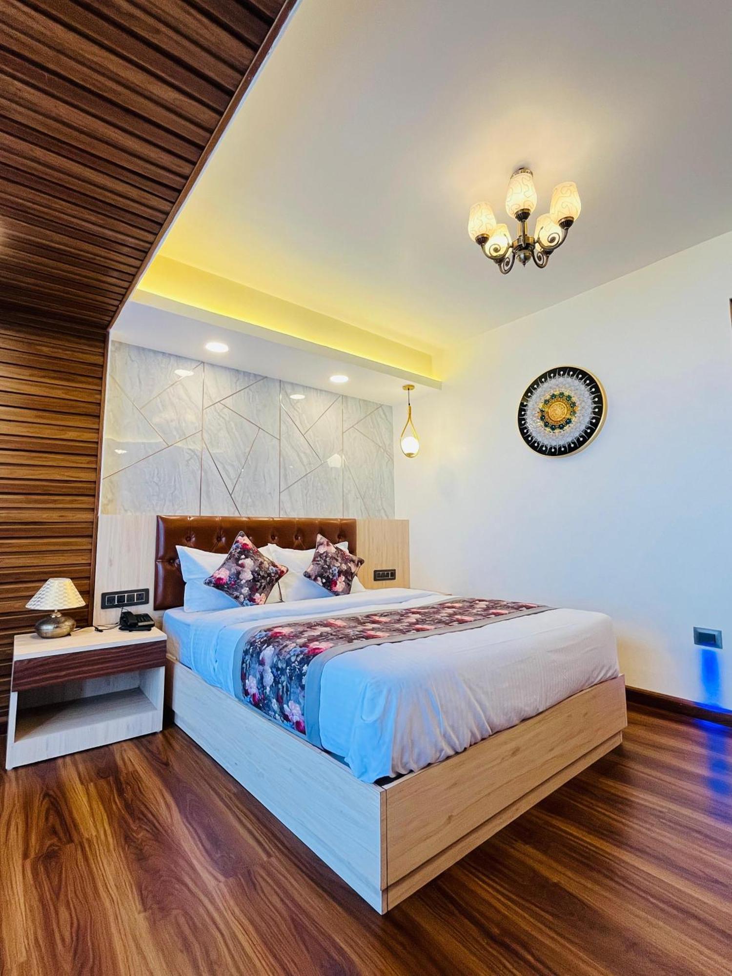 Luxury Stay At Hotel Broadway Boutique Mall Road Chowrasta Near Mahakal Temple Darjeeling  Exterior photo