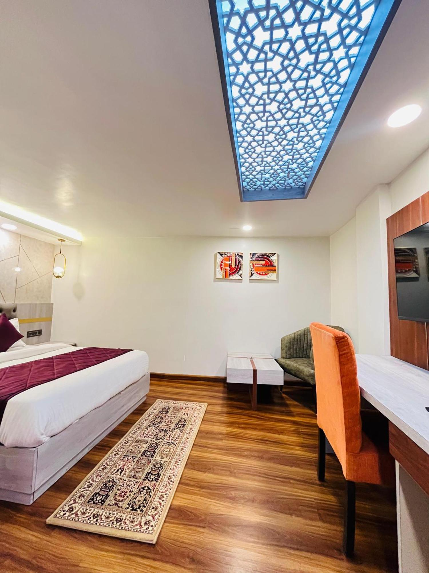 Luxury Stay At Hotel Broadway Boutique Mall Road Chowrasta Near Mahakal Temple Darjeeling  Exterior photo