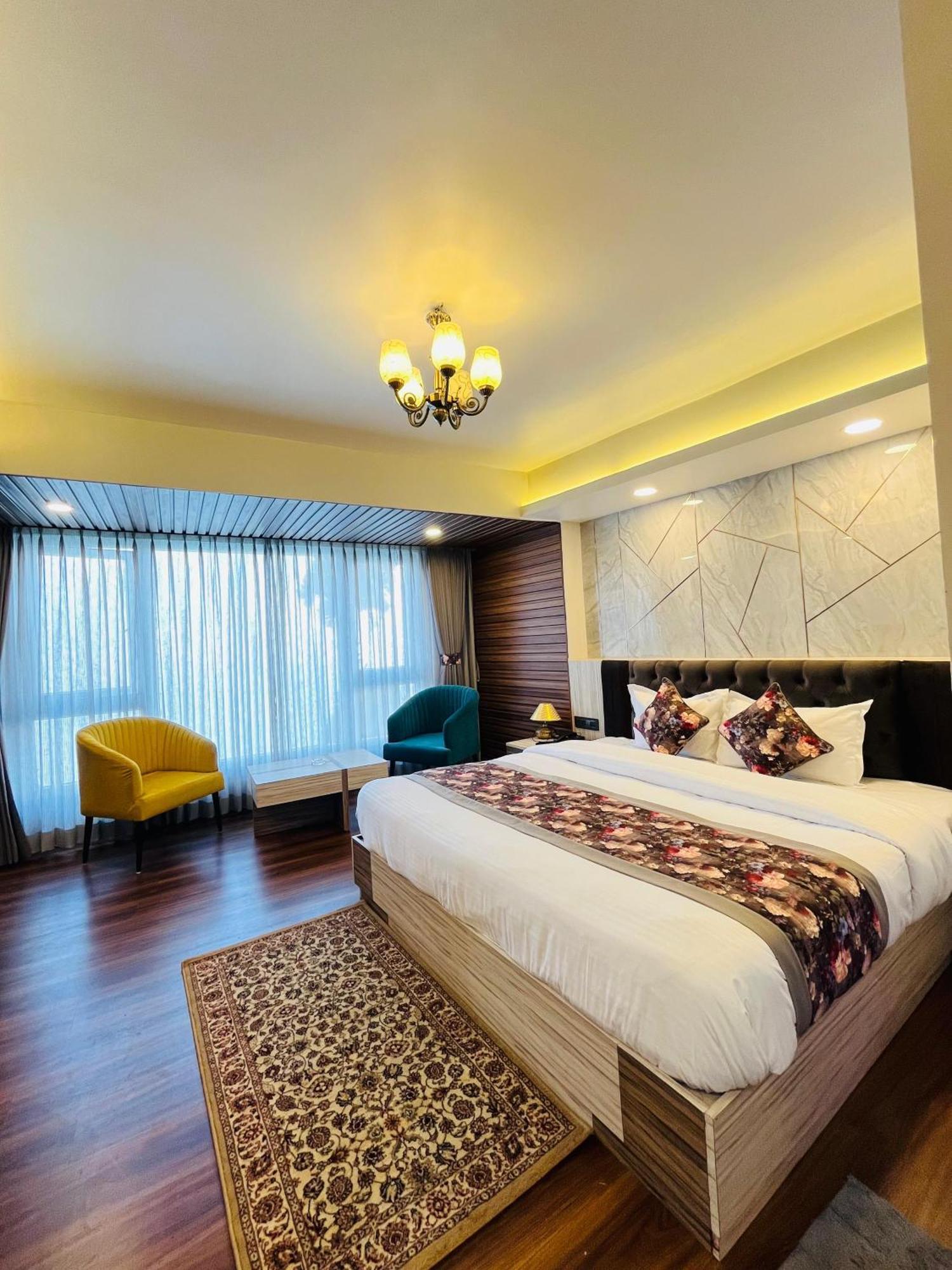 Luxury Stay At Hotel Broadway Boutique Mall Road Chowrasta Near Mahakal Temple Darjeeling  Exterior photo