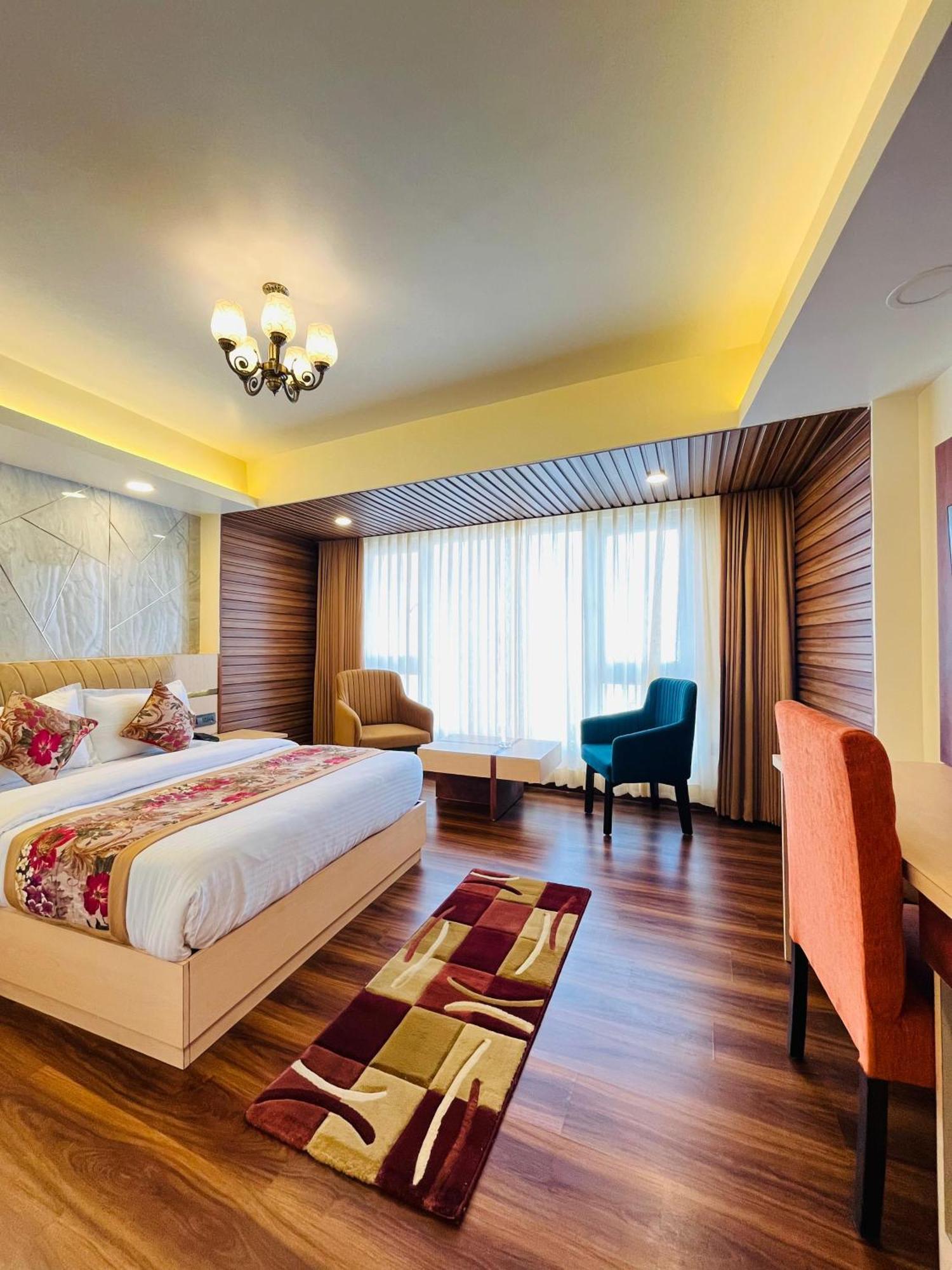 Luxury Stay At Hotel Broadway Boutique Mall Road Chowrasta Near Mahakal Temple Darjeeling  Exterior photo