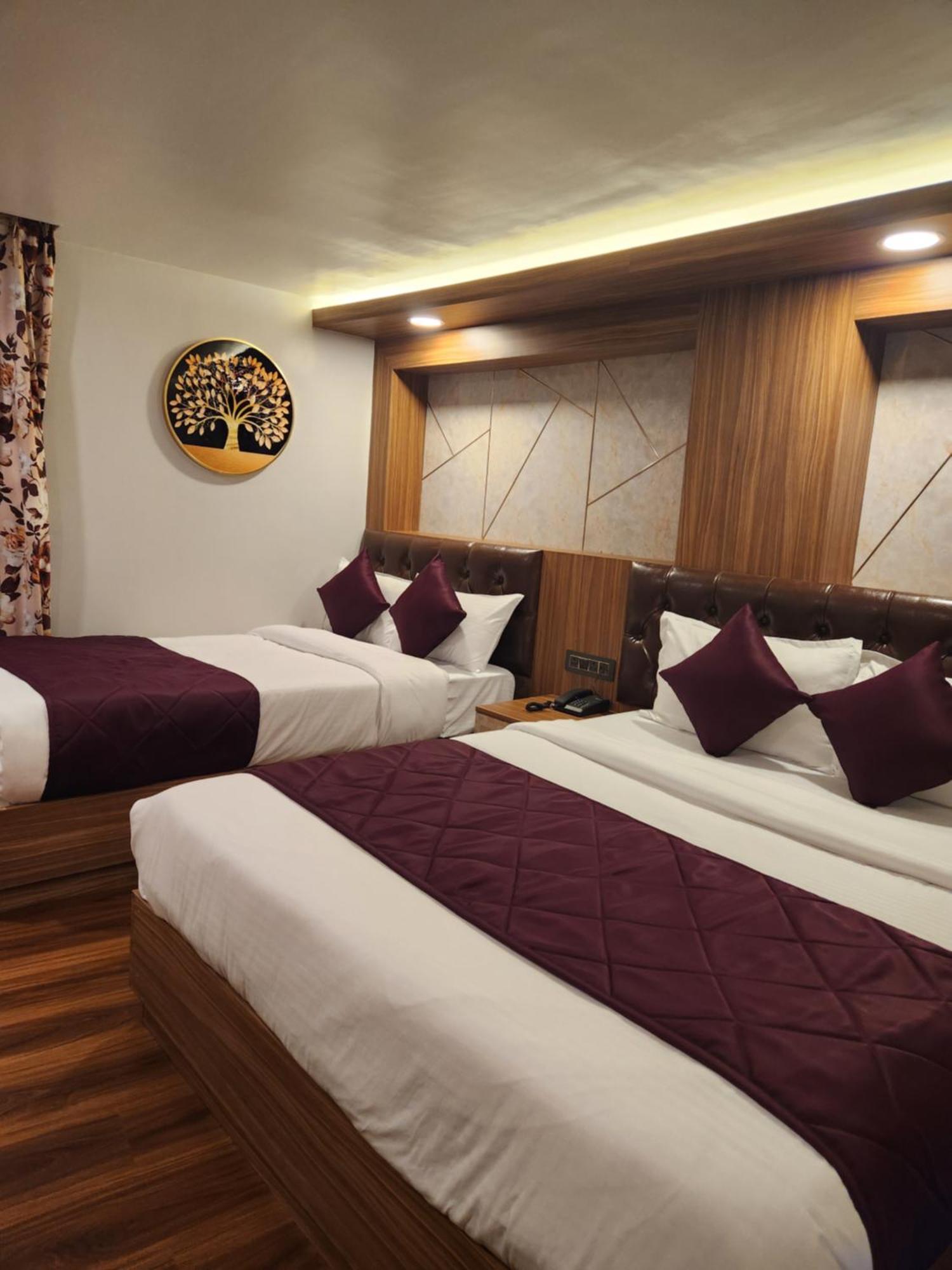 Luxury Stay At Hotel Broadway Boutique Mall Road Chowrasta Near Mahakal Temple Darjeeling  Exterior photo