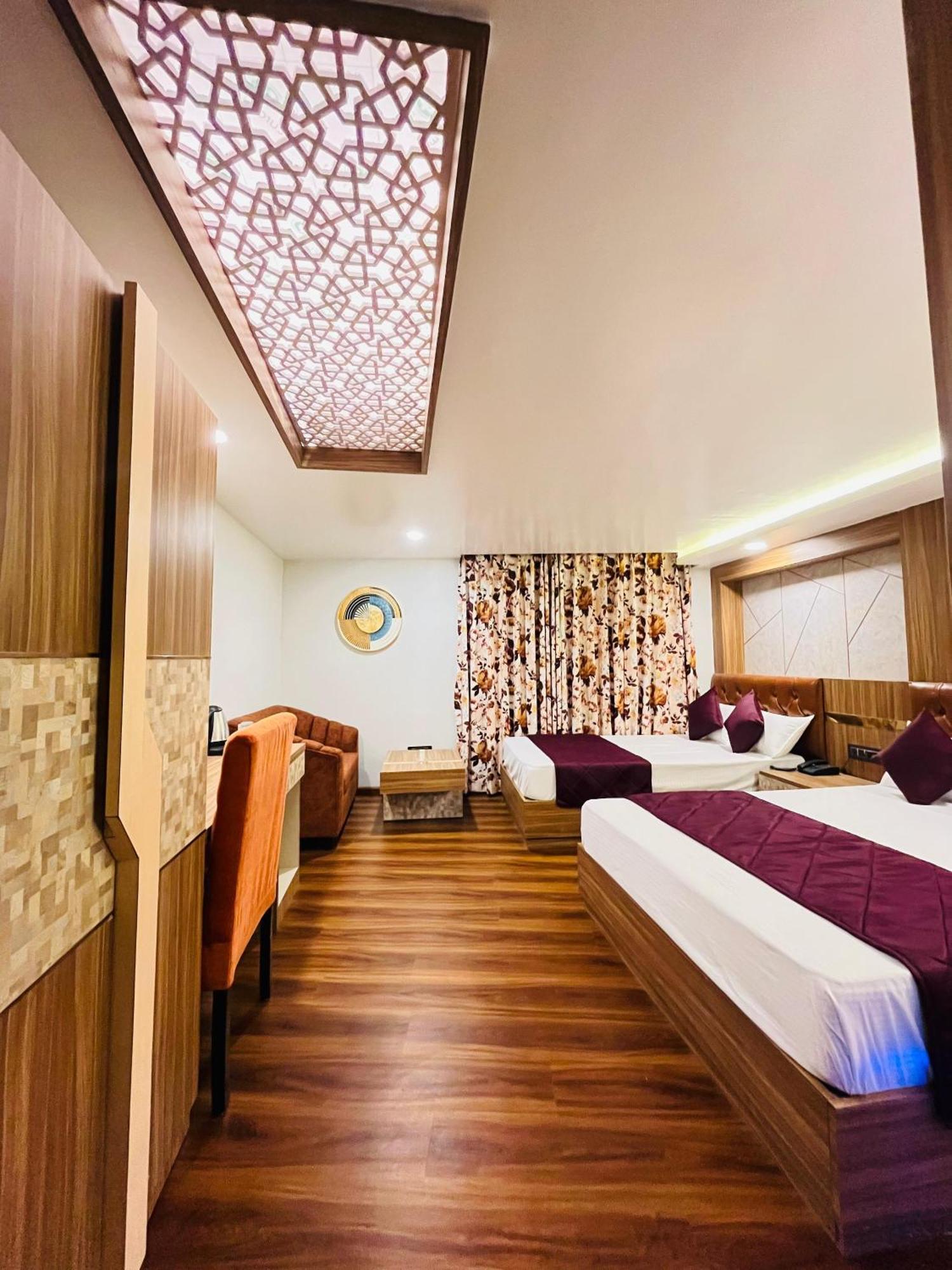 Luxury Stay At Hotel Broadway Boutique Mall Road Chowrasta Near Mahakal Temple Darjeeling  Exterior photo