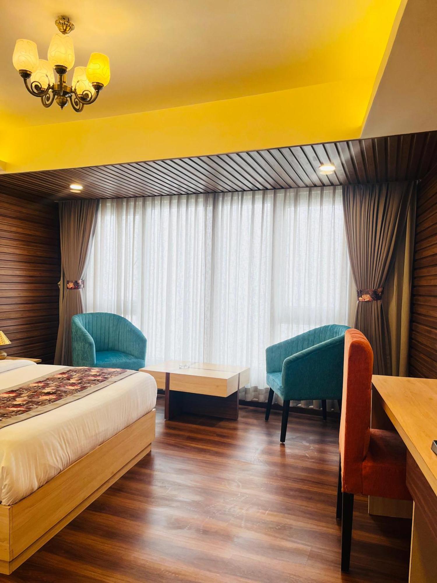 Luxury Stay At Hotel Broadway Boutique Mall Road Chowrasta Near Mahakal Temple Darjeeling  Exterior photo