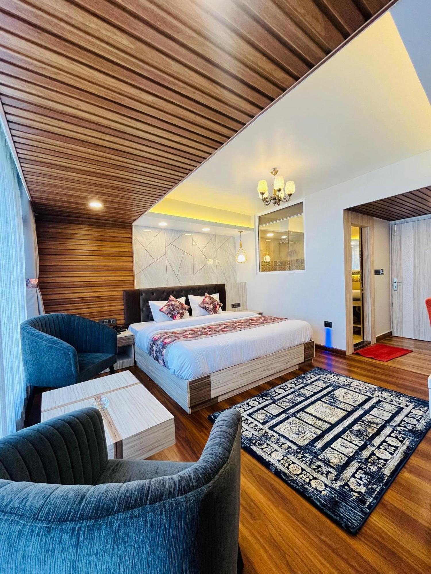 Luxury Stay At Hotel Broadway Boutique Mall Road Chowrasta Near Mahakal Temple Darjeeling  Exterior photo